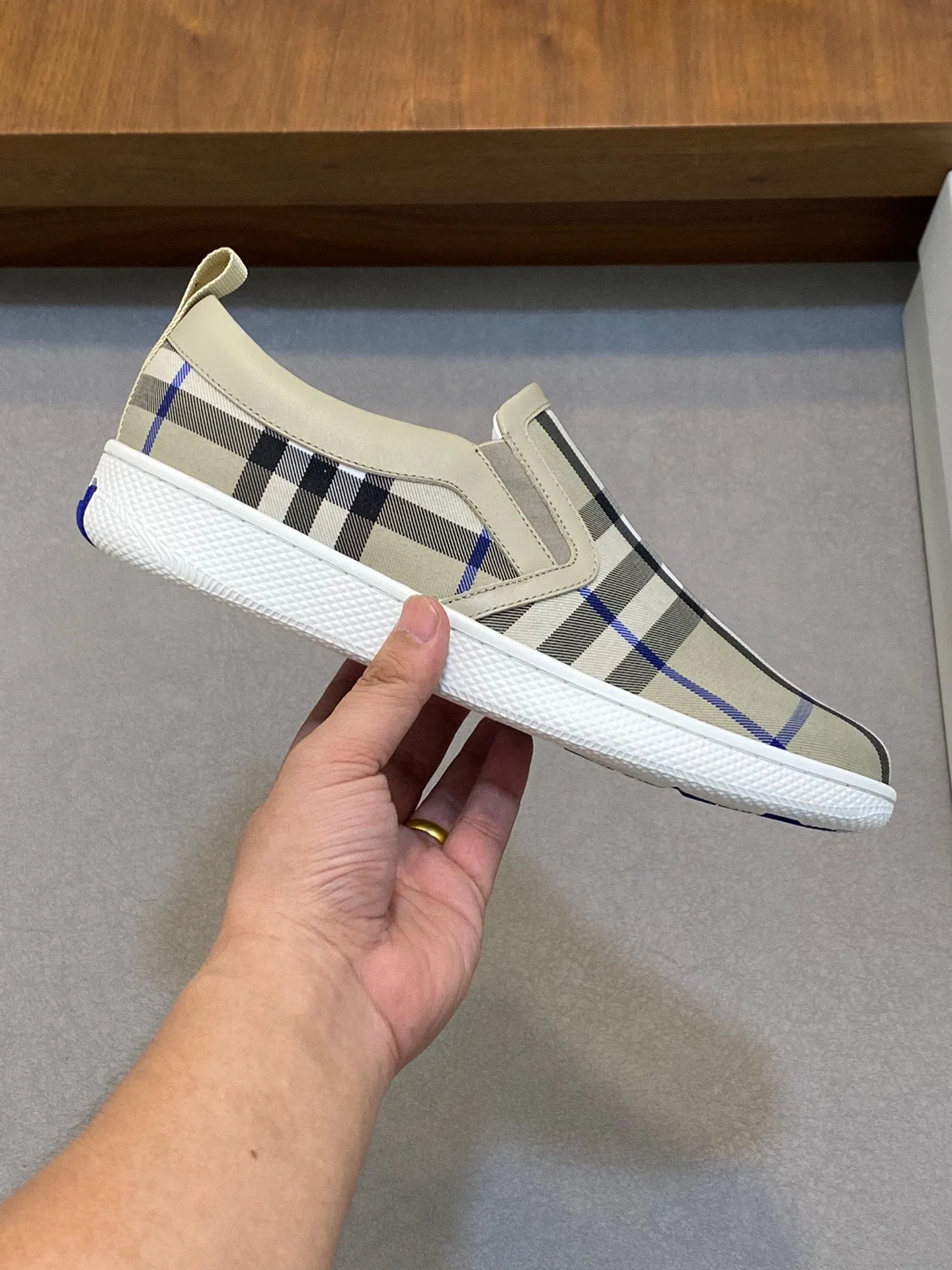P380 [BURBERRY] Burberry - Upper: imported 🔝 brand totem cloth, - Inner lining: cowhide lining, feet; water-dyed cowhide - Outsole: ultra-light TPR rubber; two-color molded outsole - Super high quality control·Fine workmanship: highlighted (high-end, extravagance, grade) -Size: 38-44 (Male 45, can be customized)·